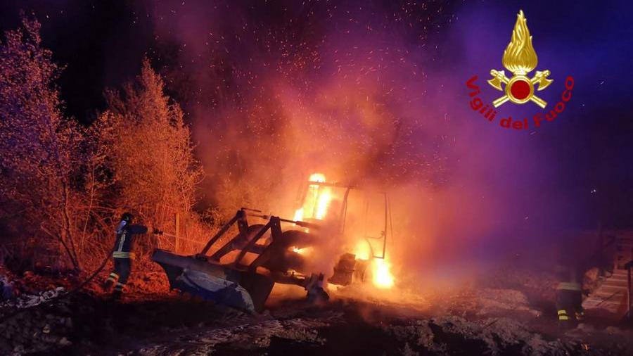 Siniscola, attentato incendiario: distrutta una ruspa