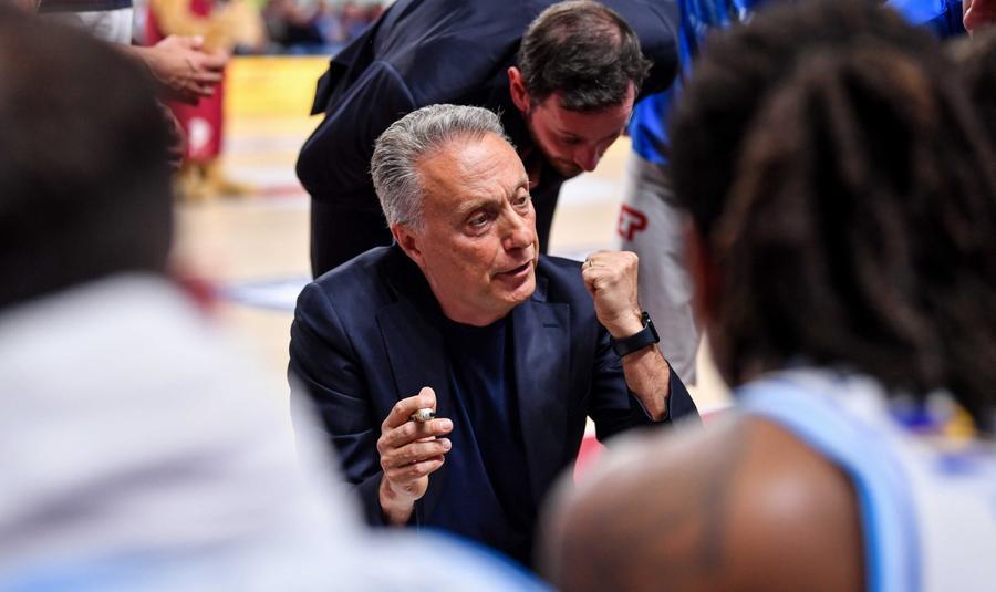 La Dinamo aspetta Milano. Bucchi: «Dobbiamo giocare la miglior partita possibile»