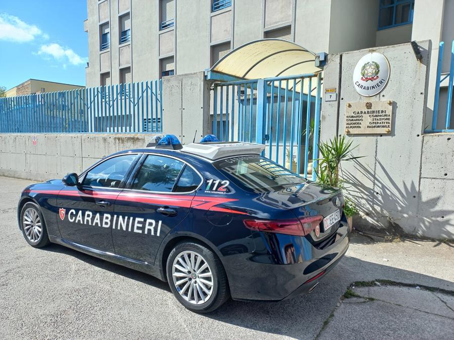 Massacra di botte la compagna e devasta la casa, 46enne arrestato a Iglesias