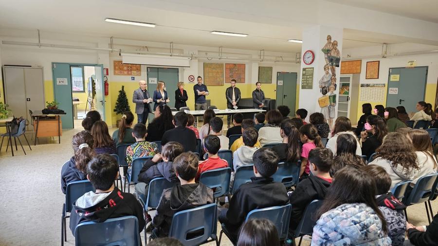 
	Un momento dell'incontro alla scuola media Alagon

