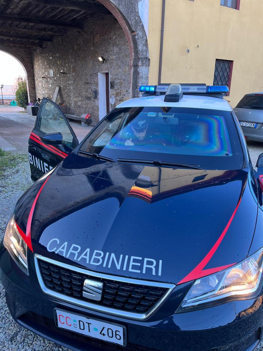 Lucca, minaccia una donna con un coltello e la rapina: arrestato un 27enne