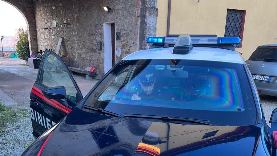 Lucca, minaccia una donna con un coltello e la rapina: arrestato un 27enne