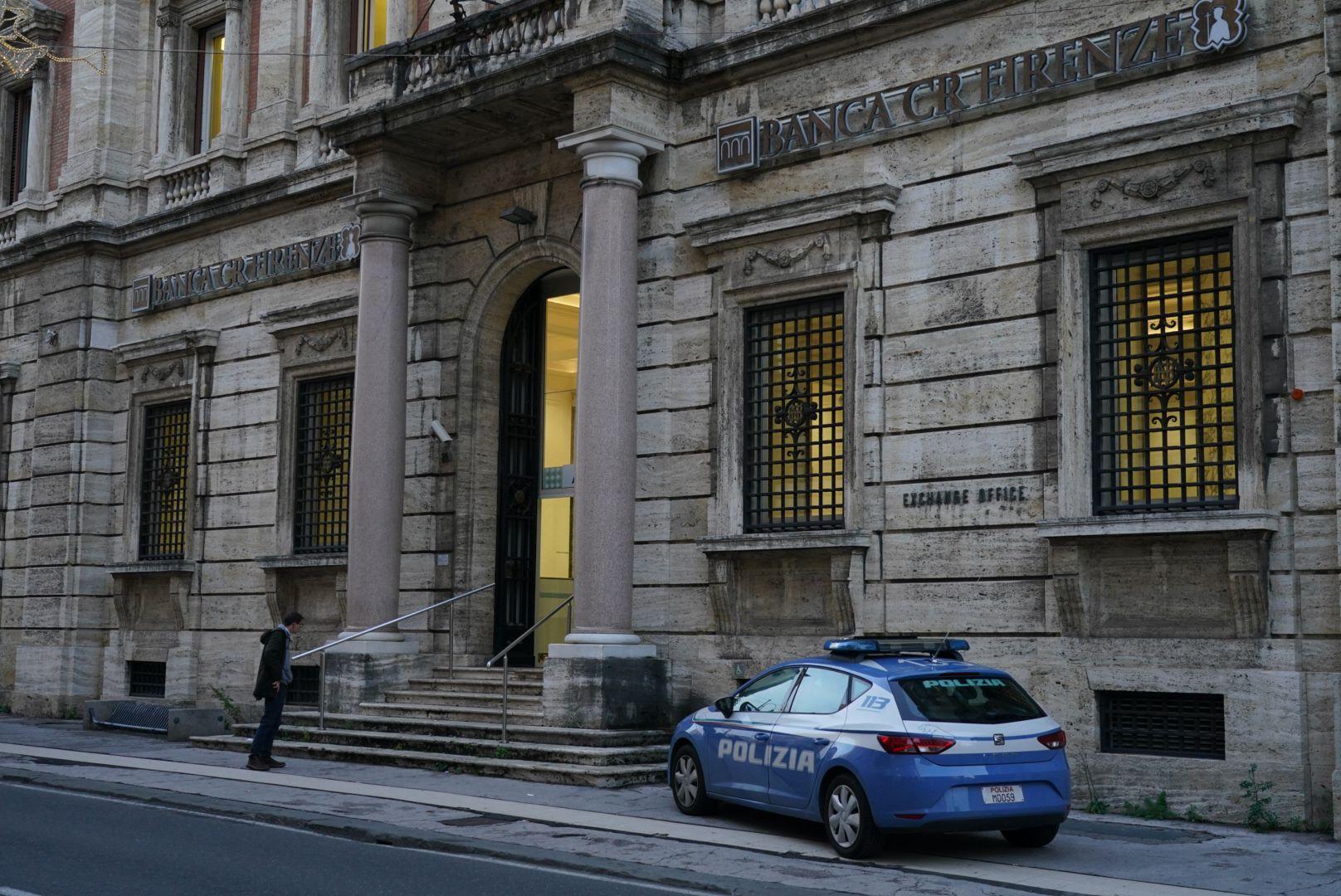 La polizia fuori dalla banca (foto Franco Silvi)
