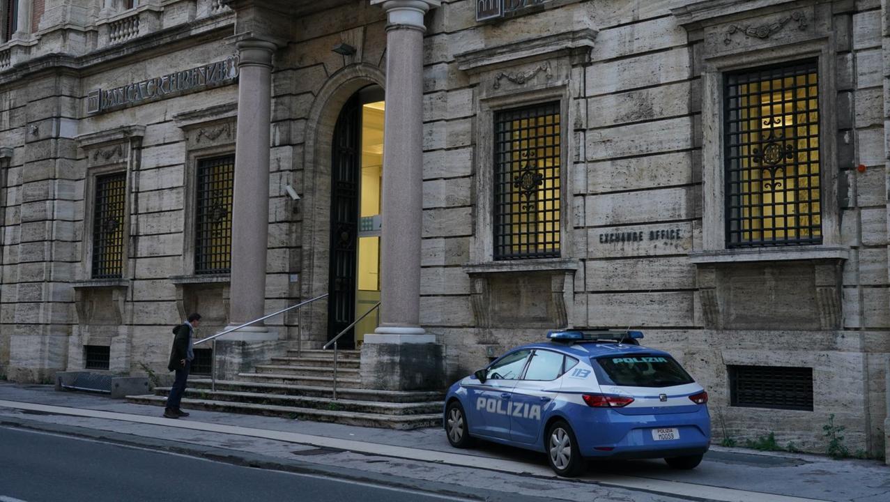 La polizia fuori dalla banca (foto Franco Silvi)