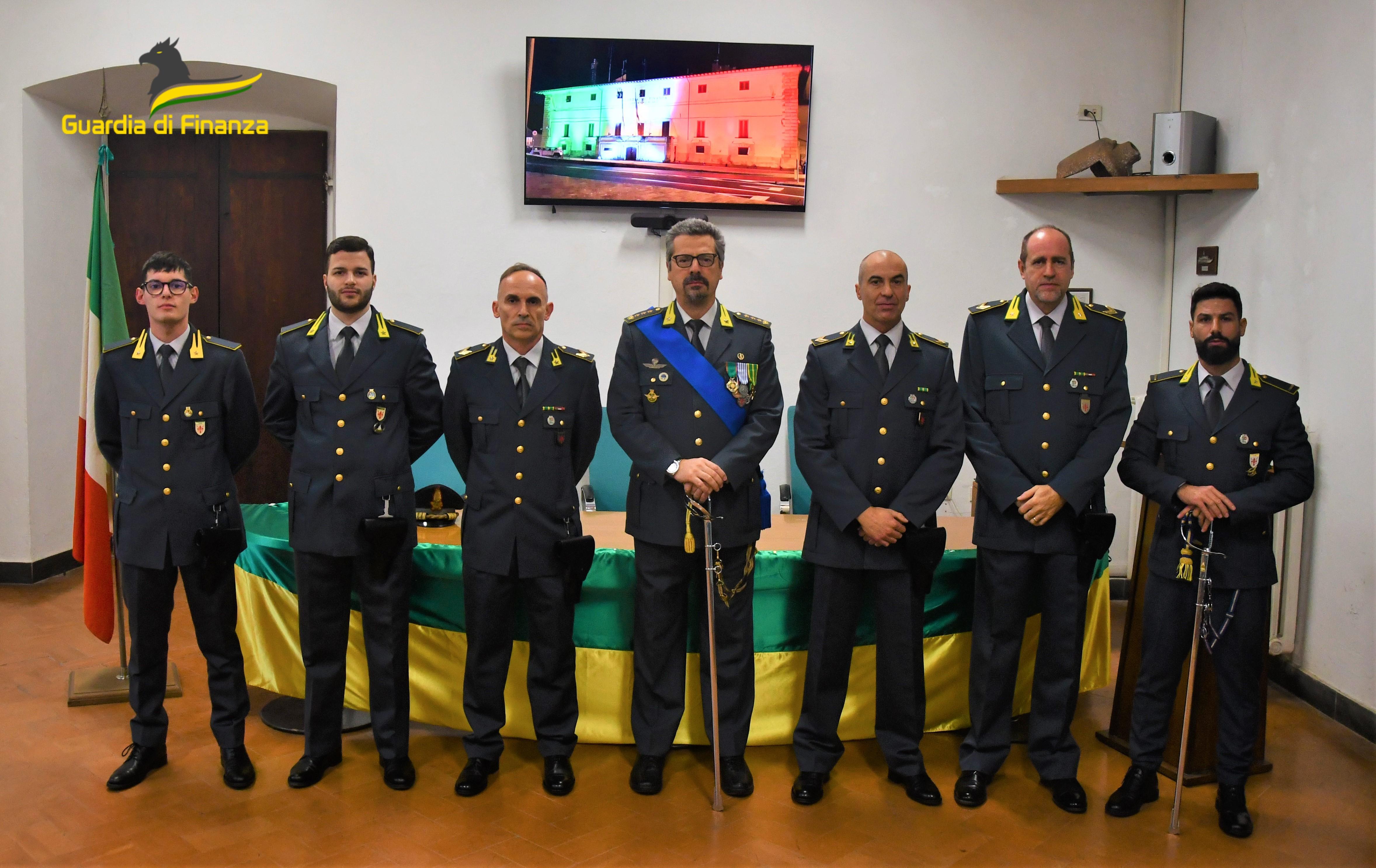 I finanzieri che hanno giurato e, al centro, il colonnello Cesare Antuofermo