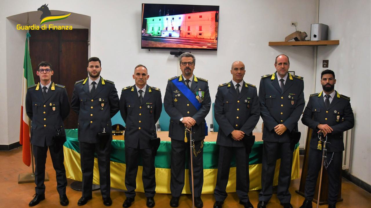 I finanzieri che hanno giurato e, al centro, il colonnello Cesare Antuofermo