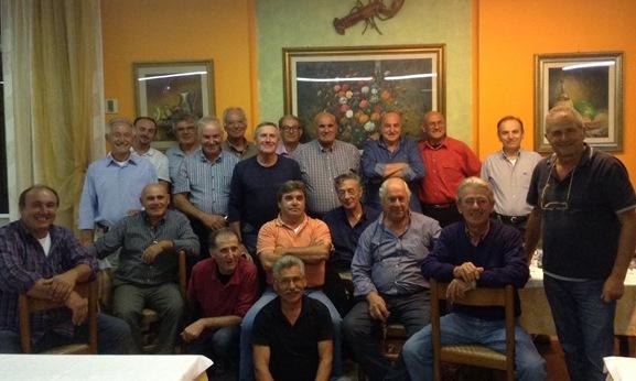 Amici da una vita insieme a cena 