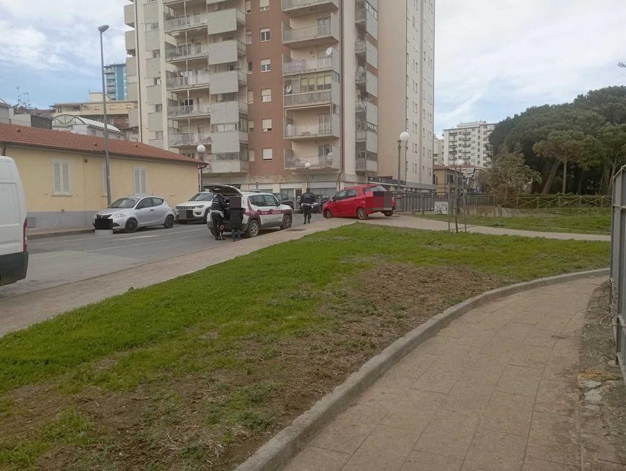 Follonica, con l’auto rimane in bilico sul marciapiede