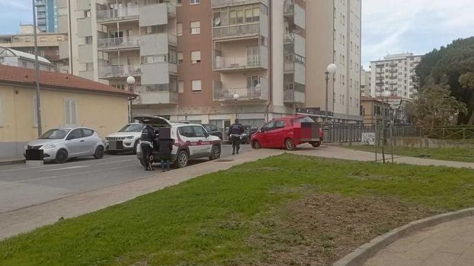 Follonica, con l’auto rimane in bilico sul marciapiede