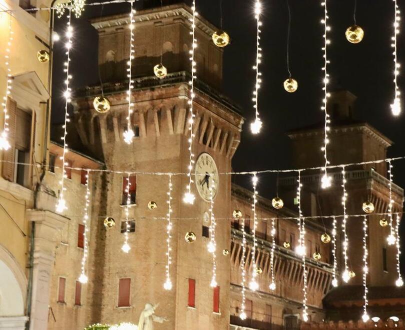 Ferrara, per il Natale si accendono le luci con 130 chilometri di addobbi