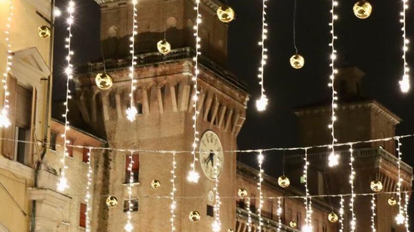 Ferrara, per il Natale si accendono le luci con 130 chilometri di addobbi