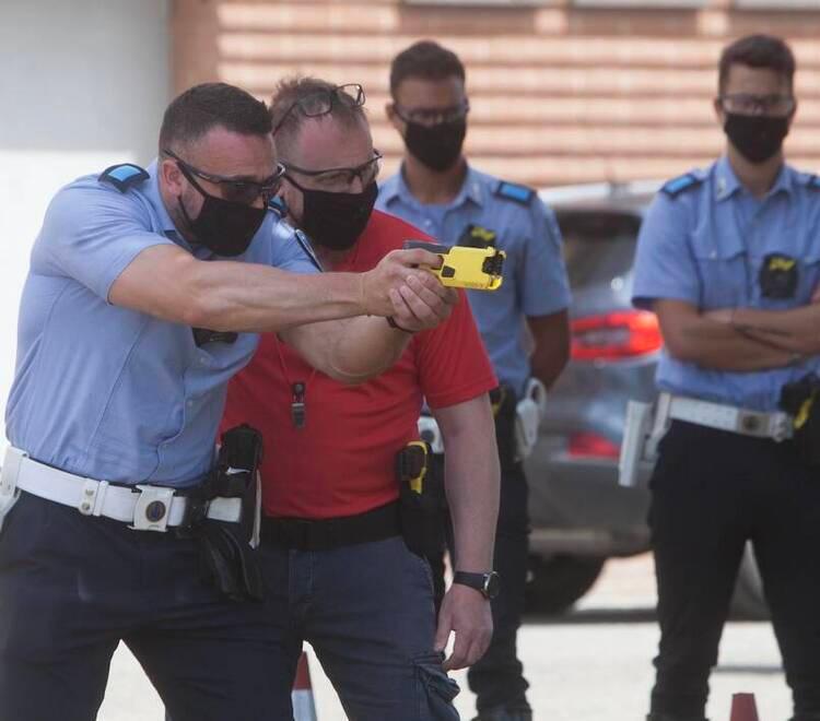 Ferrara, la Polizia locale prenota due Taser e 170 spray irritanti