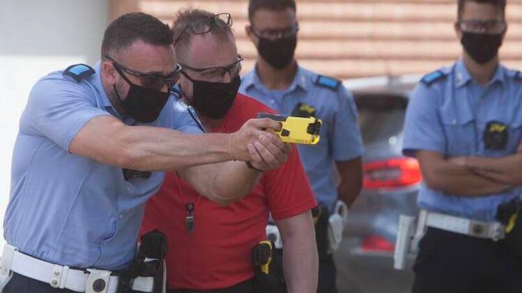 Ferrara, la Polizia locale prenota due Taser e 170 spray irritanti