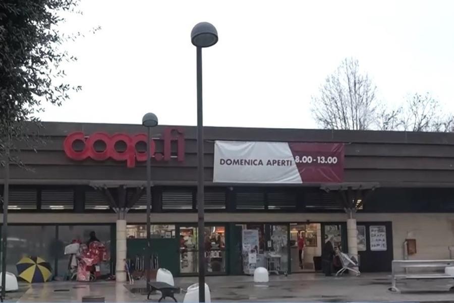 Torre del Lago, cassiera ferita con una bottigliata. Unicoop: «Rafforziamo la sicurezza»