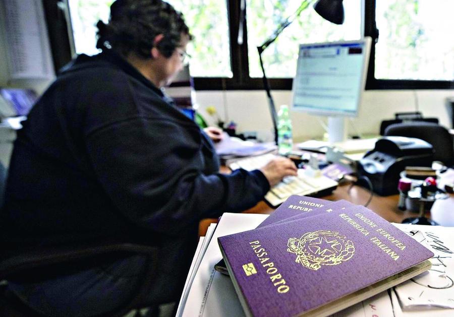 Burocrazia da disperazione, anche sei mesi per avere un passaporto