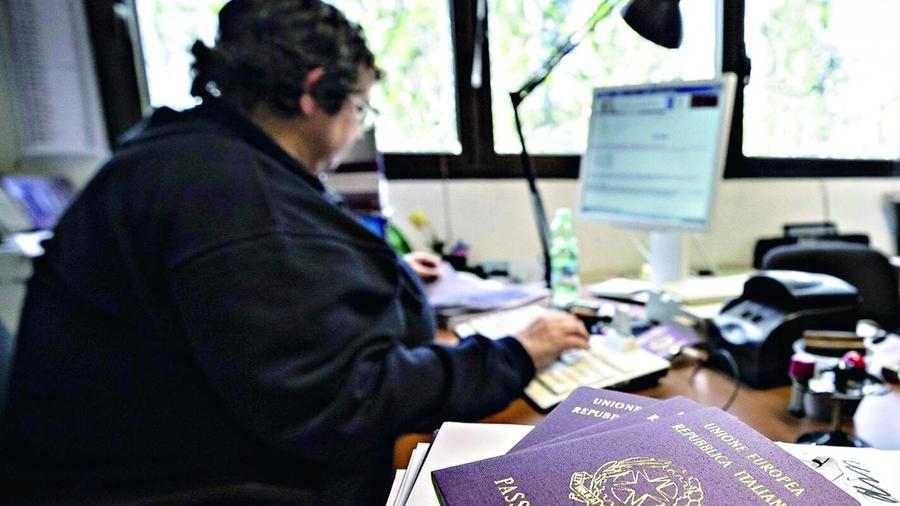 Burocrazia da disperazione, anche sei mesi per avere un passaporto