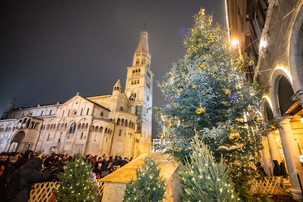 Si accende il centro di Modena: luminarie e alberi per abbracciare il Natale