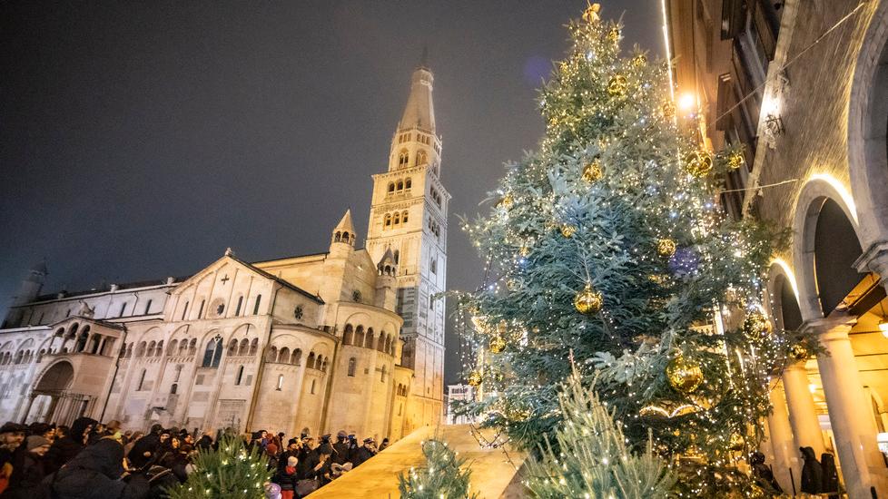 Si accende il centro di Modena: luminarie e alberi per abbracciare il Natale