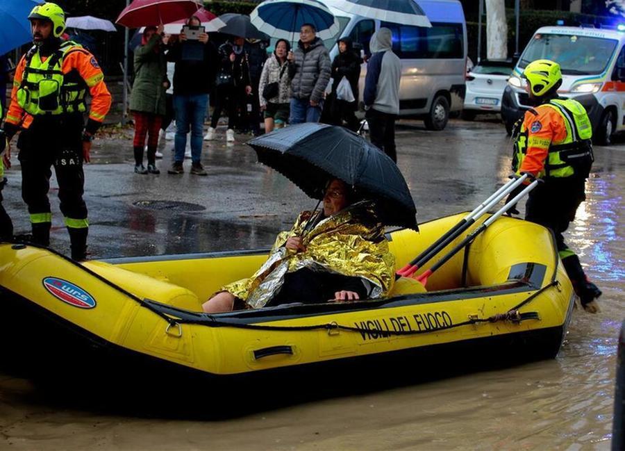 
	Una donna portata via in gommone dai vigili del fuoco dalla sua casa alluvionata a Campi Bisenzio lo scorso 3 novembre


