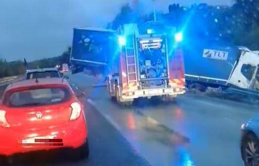 
	Il tir intraversato in Fi-Pi-Li in direzione mare (Foto Dannati della FiPiLi/Facebook)

