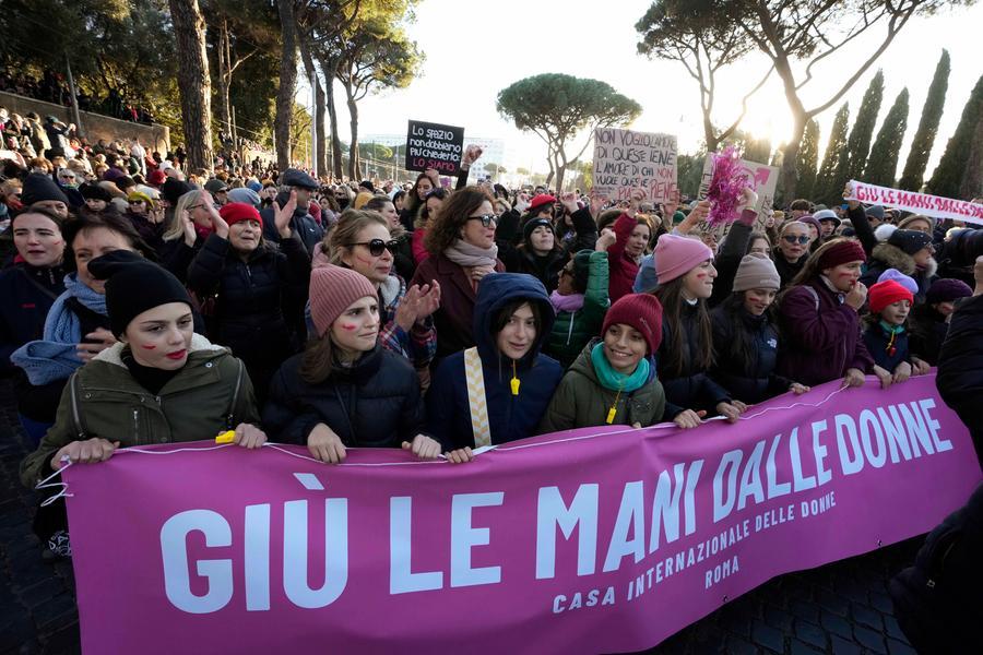 Il  manifesto contro la violenza sulle donne – Valeria Valente: «Istituzioni e politica devono rispondere»