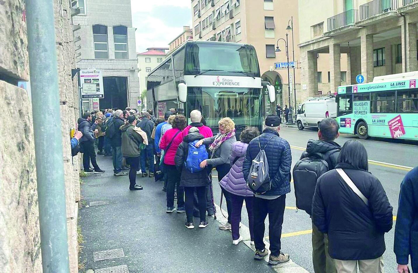 Livorno, nella morsa dei bus turistici: «Ma noi diamo un servizio»