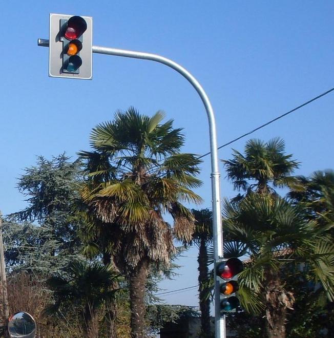 «Riaccendete i semafori prima delle 7» 