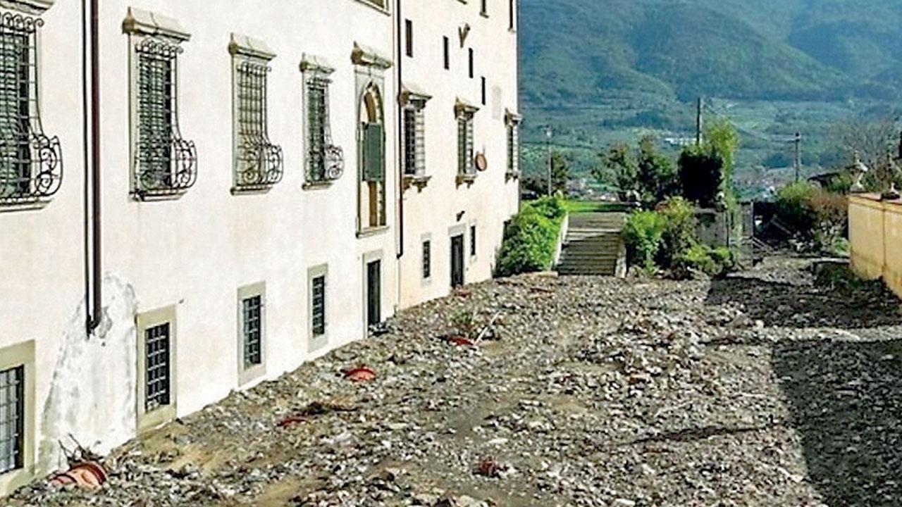 Vaiano, villa del Mulinaccio ancora sommersa dai detriti . Appello del sindaco: «Ritroviamoci per pulirla»