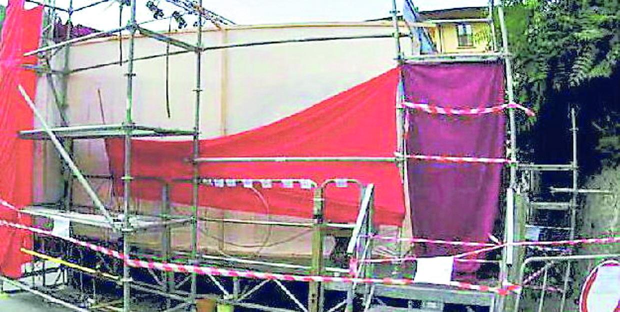 Massa, attrice morta cadendo dal palco: iniziato il processo con sei imputati tra cui il sindaco