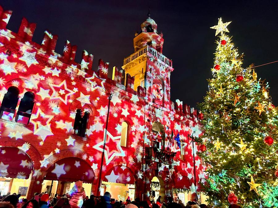 Cento. L’albero si illumina e si accendono le luci di Natale