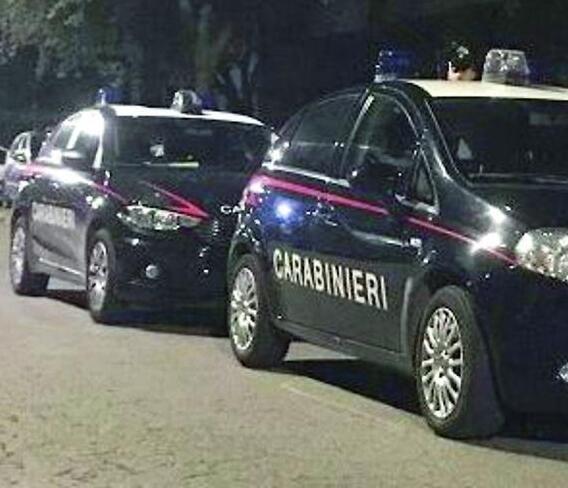 «Adesso vi diamo fuoco al locale»: minacce e spranghe fuori dal bar a Grosseto