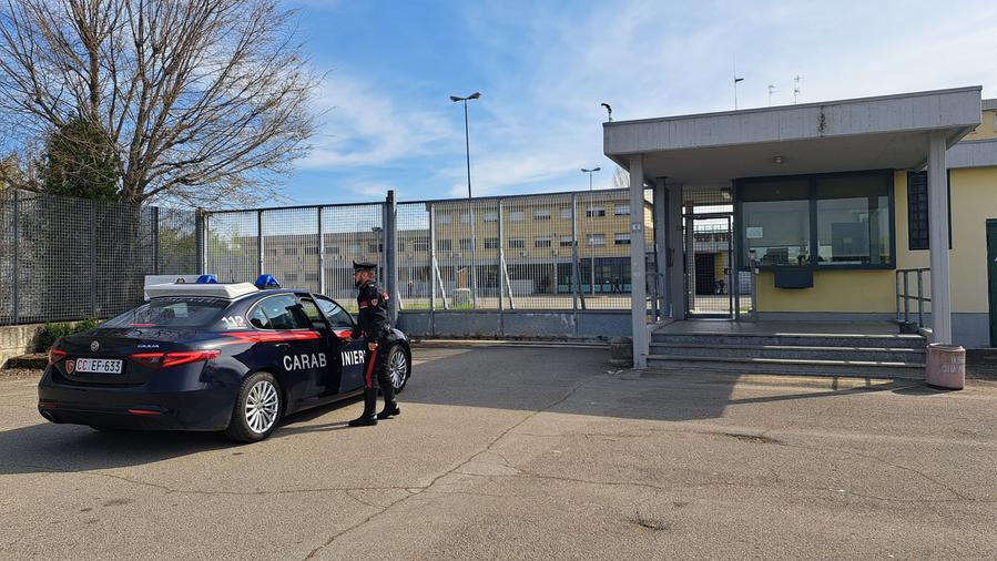 Reggio Emilia, arrestato pusher che spacciava cocaina in monopattino. La nascondeva negli slip