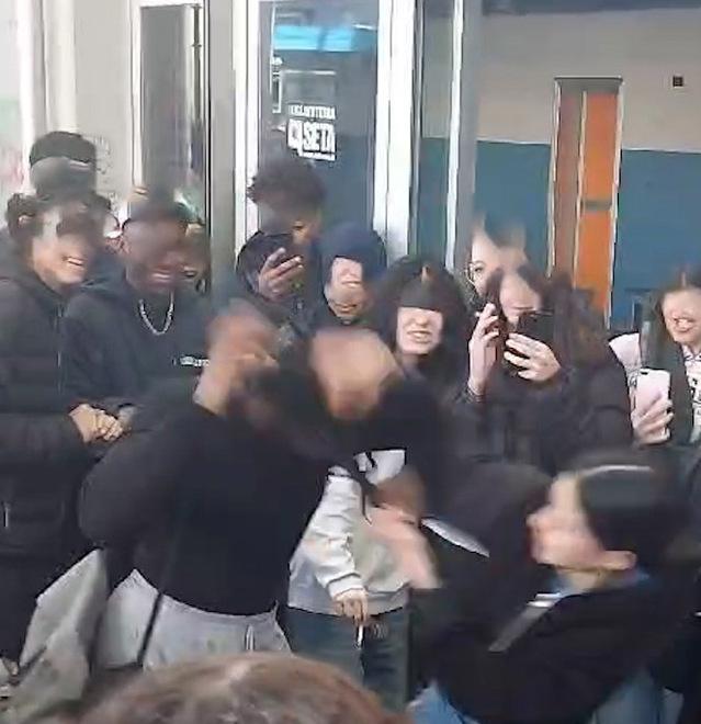 Vignola, tifo e botte tra due ragazzine: tutti filmano e nessuno interviene