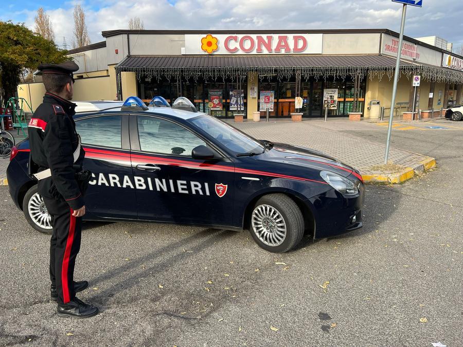 Scandiano, tenta di rubare una ventina di salami al Conad ma l’allarme lo fa scappare