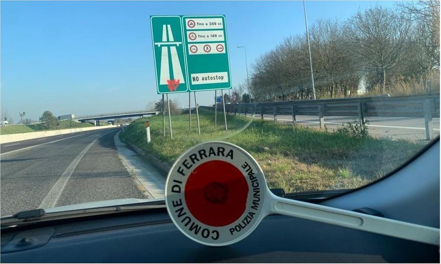 Ferrara. In triciclo sulla tangenziale, anziana soccorsa dagli agenti