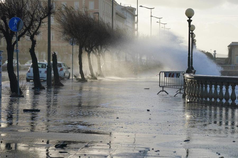 
	La mareggiata sul lungomare (foto Franco Silvi)

