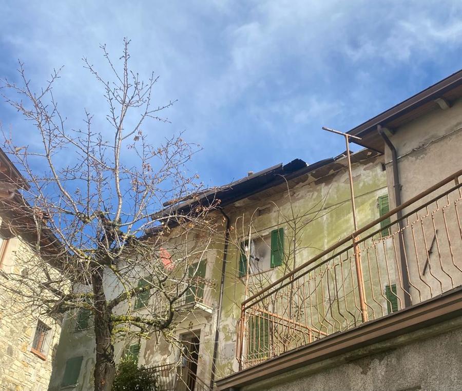 Toano, il forte vento scoperchia una casa