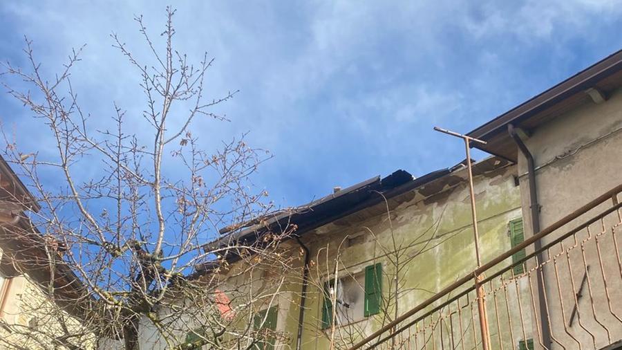 Toano, il forte vento scoperchia una casa