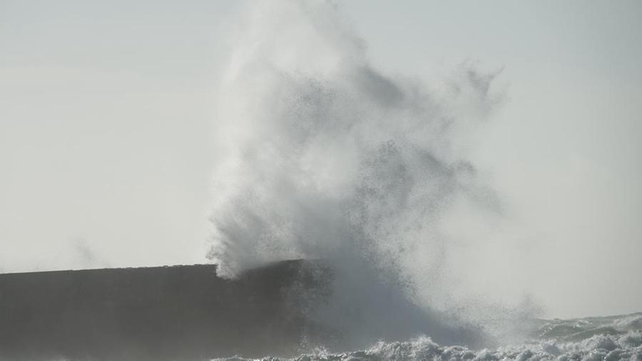 
	La mareggiata colpisce la costa (foto Enzo Russo)

