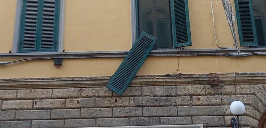 
	La persiana pericolante in via Ricasoli, sopra il negozio "Kasanova"

