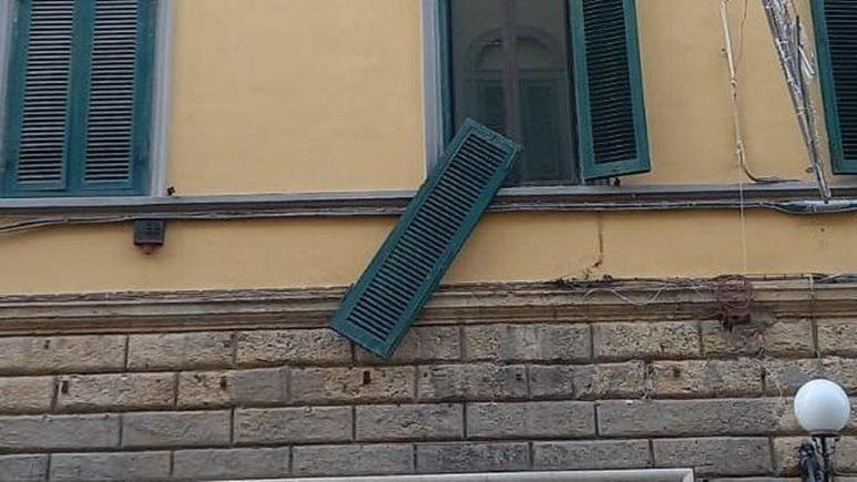 La persiana pericolante in via Ricasoli, sopra il negozio "Kasanova"