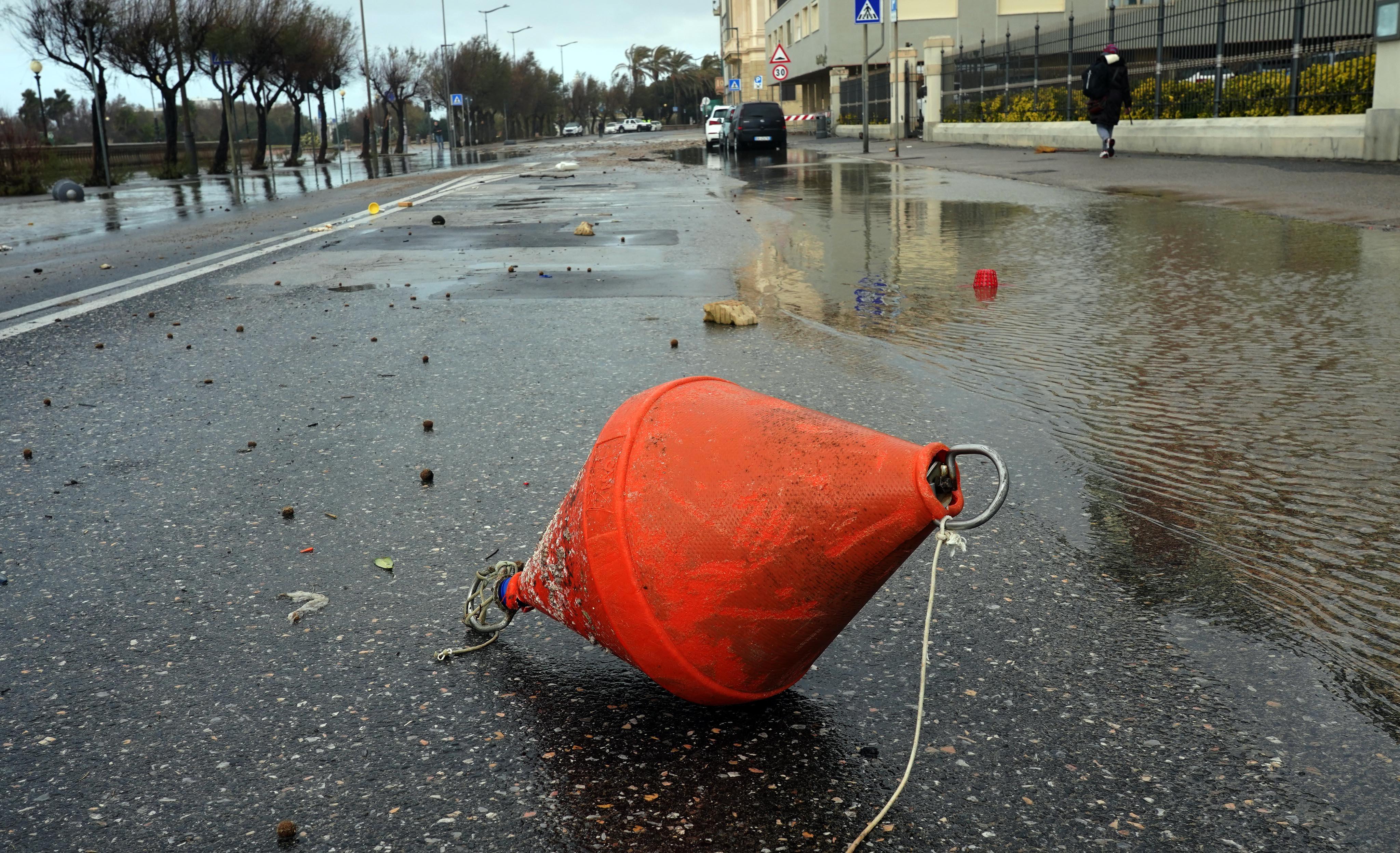 La boa trascinata sul viale Italia e i detriti sullo sfondo (foto Franco Silvi)