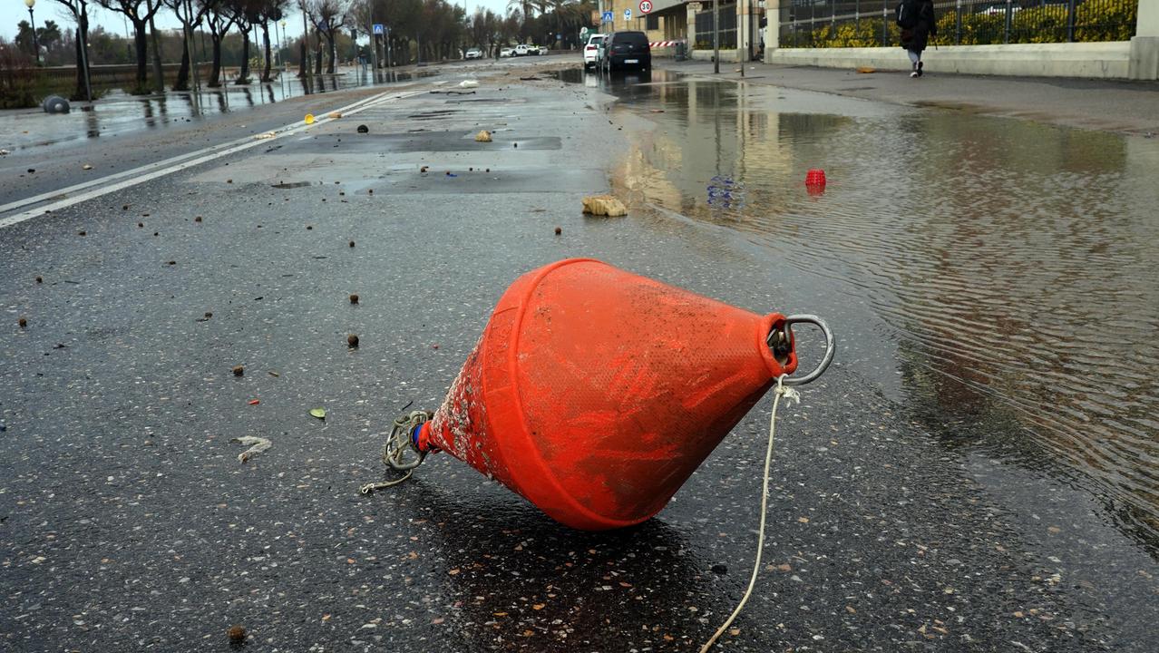 La boa trascinata sul viale Italia e i detriti sullo sfondo (foto Franco Silvi)