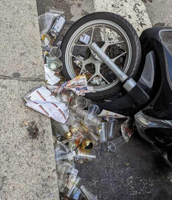 La sporcizia post-movida in un'immagine diffusa da Ghiozzi