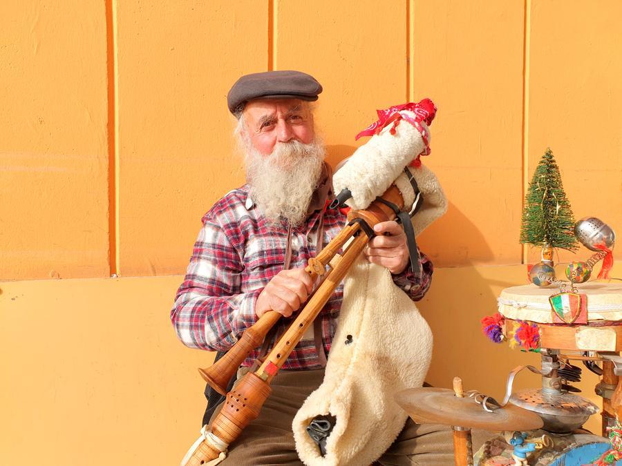 
	Lo zampognaro Sergio Paliferro (foto di Ivan Nuvoli)

