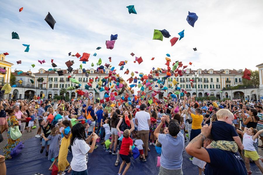 Ad Alghero folle battaglia di cuscini