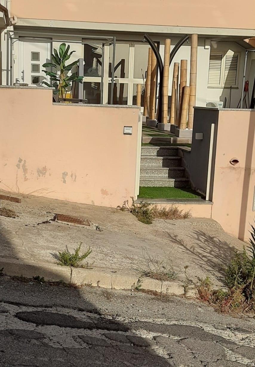 
	L'ingresso dell'abitazione a La Caletta di Siniscola dove &egrave; avvenuto il ferimento


