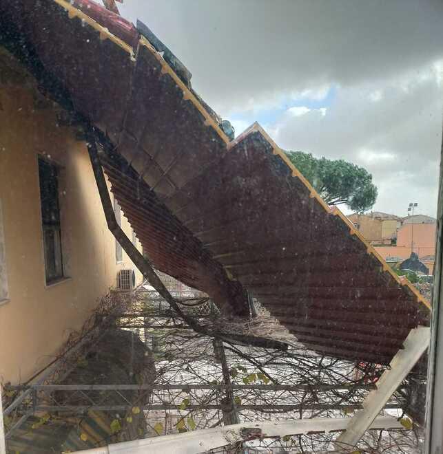 Pisa, per il vento crolla parte del tetto al circolo Arci di Riglione: «Avevamo preso la gestione solo da un anno»<br>
