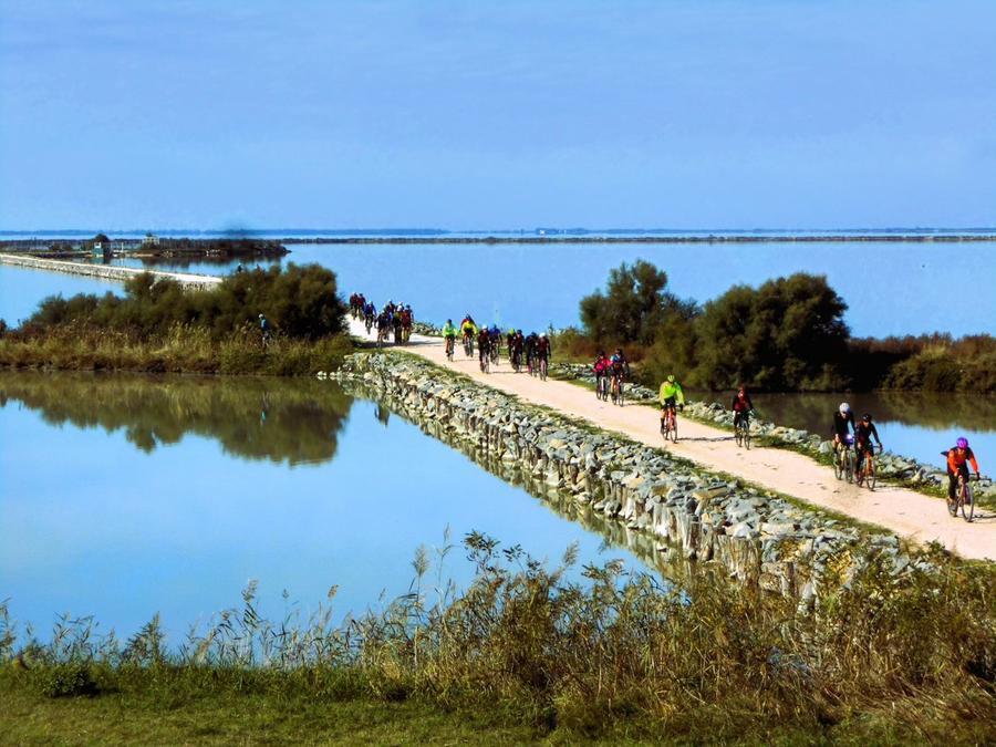 Volano, con le biciclette sul sentiero pedonale: arrivano le scuse
