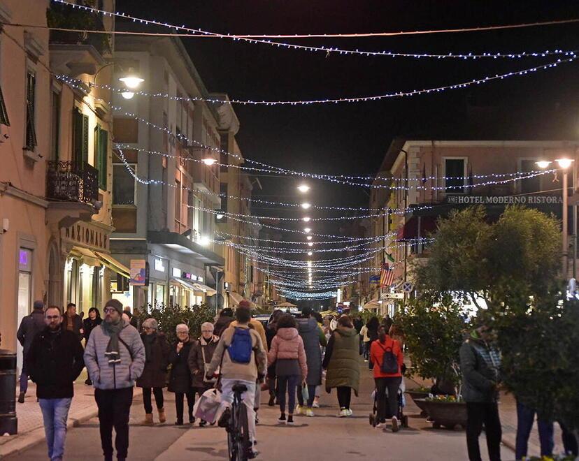 Passeggio in un corso Italia (foto di Paolo Barlettani)